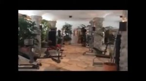 Арнольд Шварценеггер в спортзале  2013 год