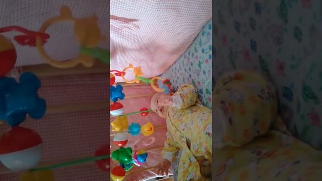 Ребёнок играет ножками с игрушками потому что не достаёт. смотреть онлайн