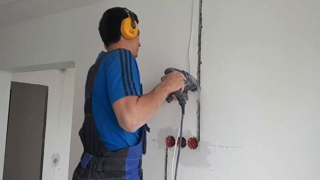 Монтаж розеток в монолите