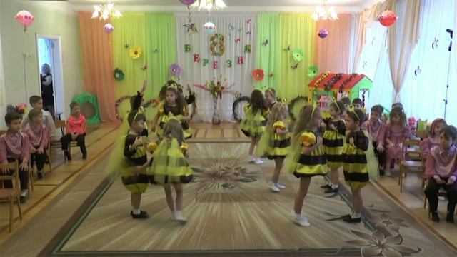задорный танец "Пчёлок" старшая группа смотреть онлайн