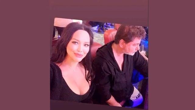 Дарина Эрвин в платье с экстремальным декольте нежно целовала мужа на празднике смотреть онлайн