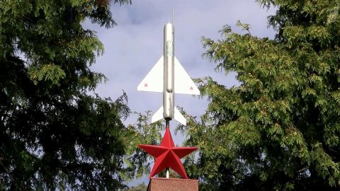 В Германии отреставрировали памятник советским лет...и, уводя горящий истребитель от жилых кварталов