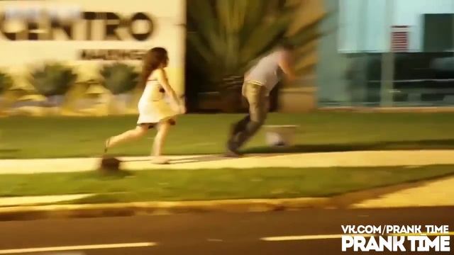 Плачущая девочка Пранк.mp4