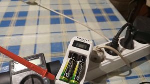 Как зарядить обычную батарейку