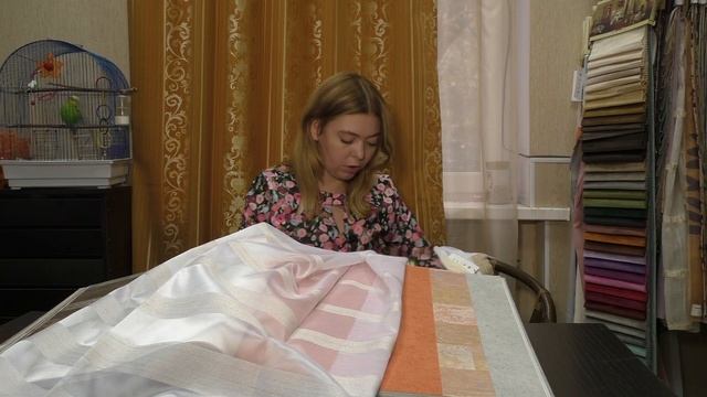 #234. Какие шторы выбрать для яркой кухни с терракотовыми, полосатыми под дерево и серыми обоями?