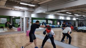 Тренировка детской группы по боксу.