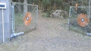 Ворота с электроприводом из домкратов.