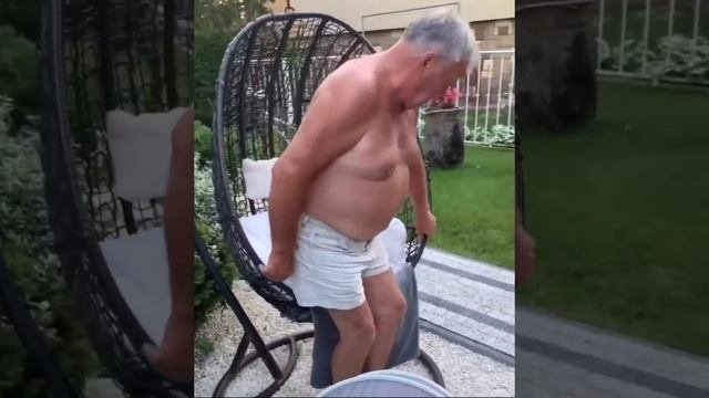 Видимо, кресло он сам закреплял