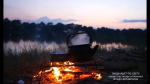 ИНОГДА БЕРУ В РУКИ ГИТАРУ И ПОЮ НАШИ СТАРЫЕ И ЛЮБИМЫЕ ПЕСНИ.