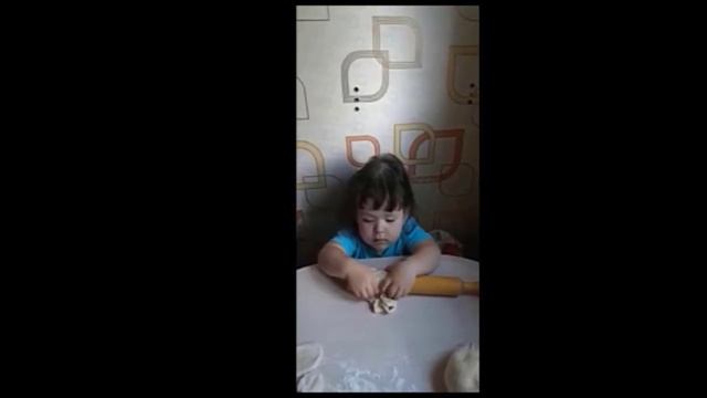ДАШУЛЯ/катаемся на качелях/немного массажа/клубничка с огорода/прогулка в парке