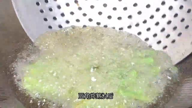 青椒雞蛋炒豆角，雞蛋鮮香，豆角鮮嫩，特別的開胃下飯，做法簡單【胡斌哥美食】#青椒雞蛋炒豆角 #青椒 #雞蛋 #豆角