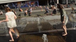 Summer, fountain, girls and funny splashes! / Лето, фонтан, девушки и веселые брызги !