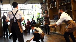 Такого не ожидал никто! Флешмоб танцующих официантов - Танцевальный коллектив Z-DANCE