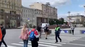 [ Альбом ]
Тем временем в Москве проходят митинги в поддержку Алексея Навального. 

На Пушкинской пл