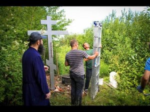 Установка православного креста около источника. Лысково (09.07.16)