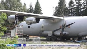 Самолёт Ан-12, установленный в кемеровском парке «Антошка», готовят к покраске