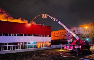Пожар на лакокрасочном заводе в Ижевске тушили всю ночь / События на ТВЦ
