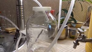 Первый опыт перегона браги. Медная колонна с холодильником Димрота.