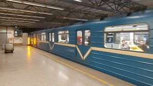 Прибытие метропоезда на станцию Купчино, Санкт-Петербург