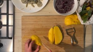 Салат с креветками, манго и авокадо. Без майонеза!