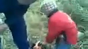 Маленький мальчик не можит завезти косилку и ругается матом