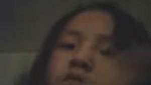 Красивоя девочка ложится спать