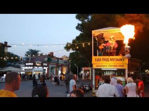 В ЦЕНТРЕ ГЕЛЕНДЖИКА СВОЯ АТМОСФЕРА. ШУМНО И ВЕСЕЛО