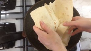 Лаваш с яйцом, сыром и помидорами