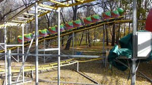 Шумит аттракцион "Гусеница"