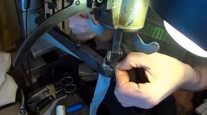 Как ушить голенище сапог. Ремонт обуви видео уроки.