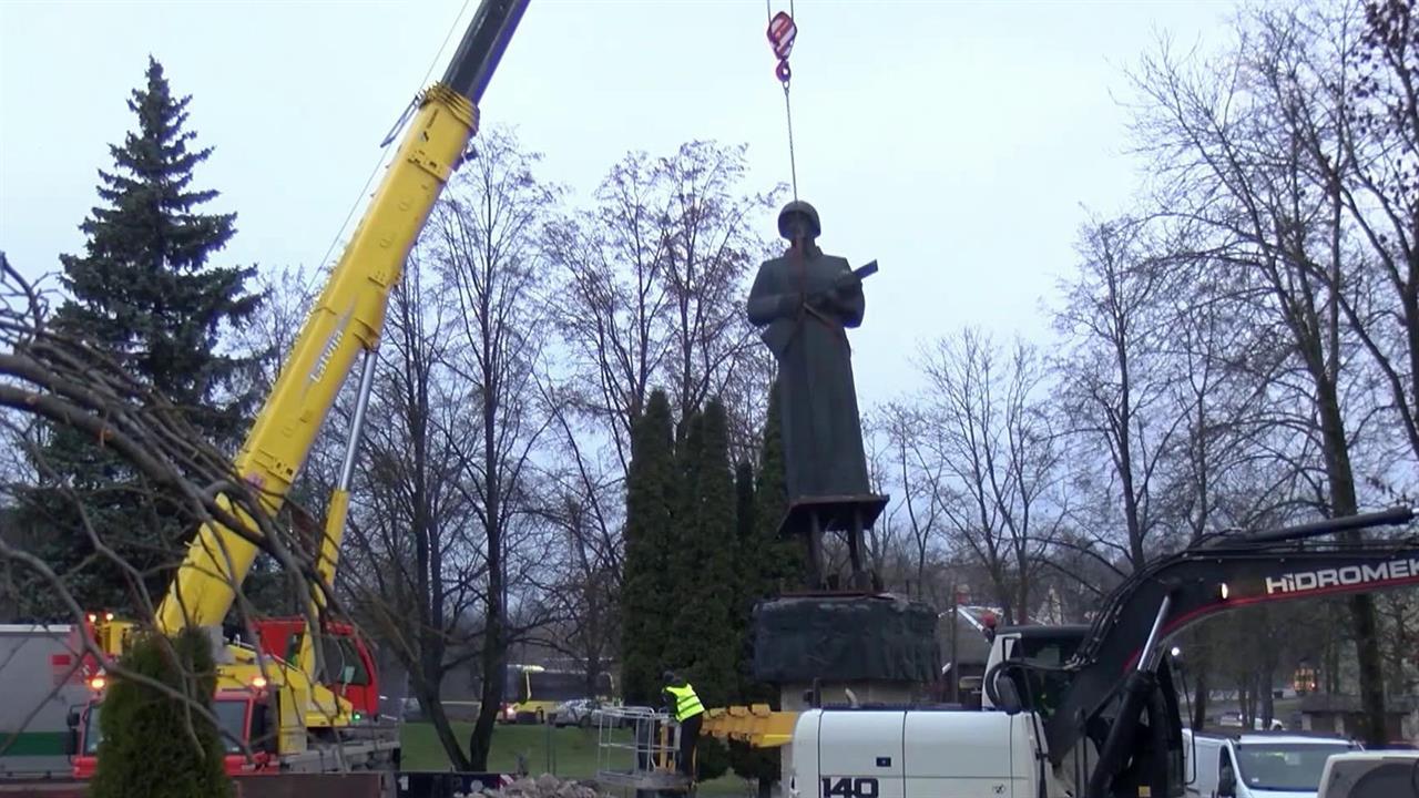 В Эстонии приняли поправки в строительный кодекс и...рые позволяют демонтировать советские памятники
