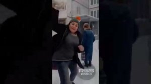 Омский водитель такси снял на видео конфликт с пассажиркой