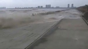 Spectacular tidal bore surges up Qiantang River in China