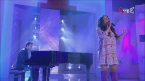 Amel Bent, émouvante au "Vivement Dimanche" de Jamel Debbouze, chante "Allo! Maman, bobo"