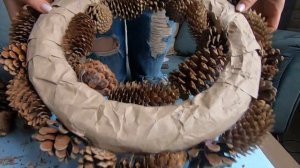 Простой, бюджетный, очень красивый новогодний венок из шишек!