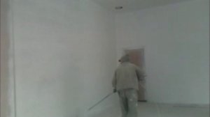 Покраска стен безвоздушным распылителем.