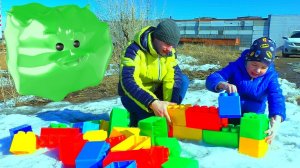 Рома и папа играют с конструктором и машинками Рома и Хелпик
