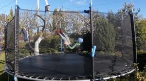 КАК СДЕЛАТЬ САЛЬТО ВПЕРЕД НА БАТУТЕ??!!