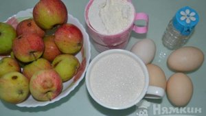 Шарлотка из садовых яблок