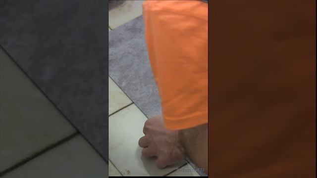 Самоклеющаяся виниловая ПВХ плитка на пол в ванной LVT смотреть онлайн