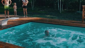 На даче. Прыжки в бассейн.