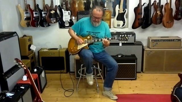 Elias Zaikos (Blues Wire) tries a Gibson historic Les Paul guitar смотреть онлайн