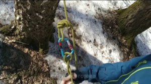 Страховка напарника с помощью верёвки и карабина