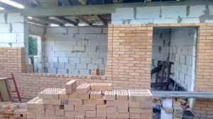 Облицовка гаража старым кирпичем. Facing the garage with old bricks.