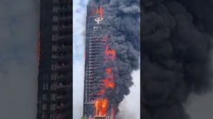 В китайской провинции Хунань горит небоскрёб.