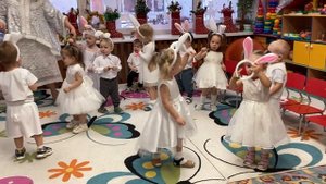 Танец с колокольчиками "С колокольчиком гуляю". Группа №1 "Лапушки"