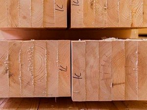 Склеиваю доски в пласть. Не хитрое, но эффективное приспособление.