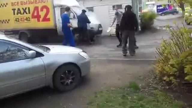 В Иванове очевидцы тушат загоревшуюся «ГАЗель» смотреть онлайн