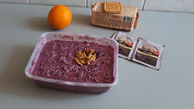 мороженое пломбир с черникой, апельсином, орехами и печеньем. смотреть онлайн