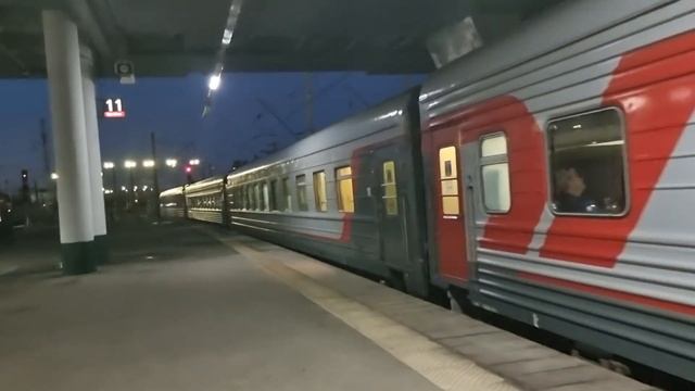 "Вечерний Ладожский" ЭП2К 220 с поездом 38 Выборг Москва прибывает на Ладожский вокзал смотреть онлайн